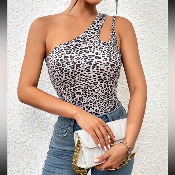 Leopard print one shoulder cutout blouse - Picture 6 of 6